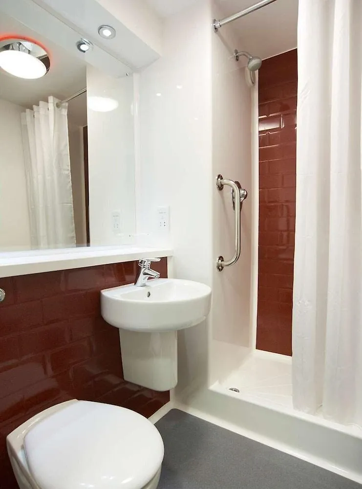 Travelodge Cardiff Atlantic Wharf Hotel 3*,